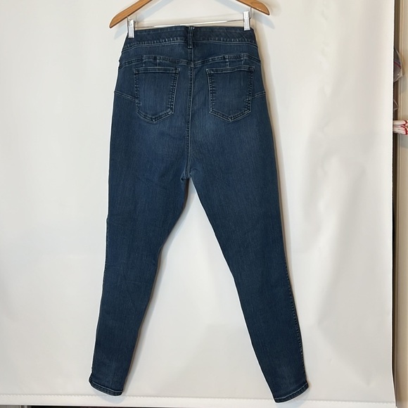 TORRID bombshell skinny jeans, - Picture 2 of 7